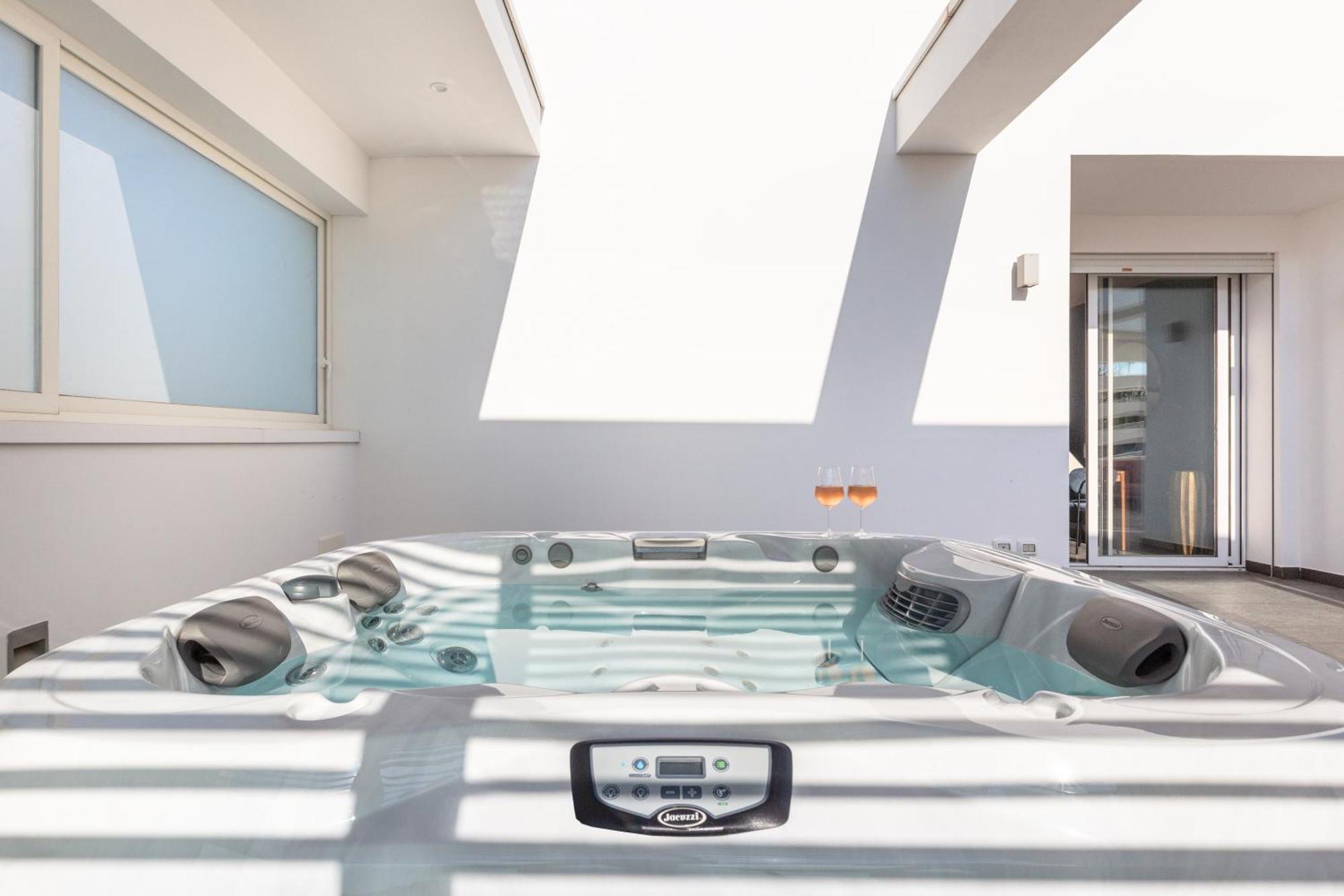 Villa Acquadimare - Pool Terrace Jacuzzi